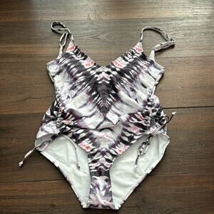 Tie Dye NWOT Swimming Suit with rushing sides, padded Bra & adjustable straps.
